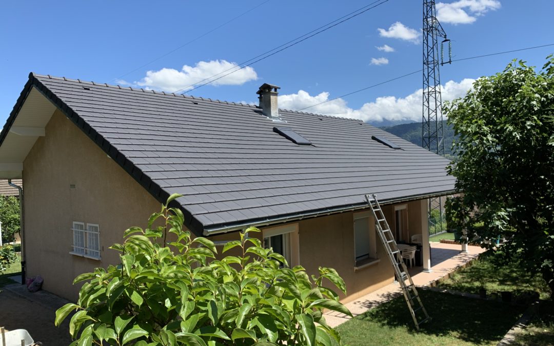 Rénovation de toiture de maison pose de tuiles terre cuite – Montmélian – 73