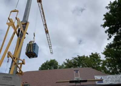 Grue de couvreur pour construction toiture et montage maison passive à aix les bains