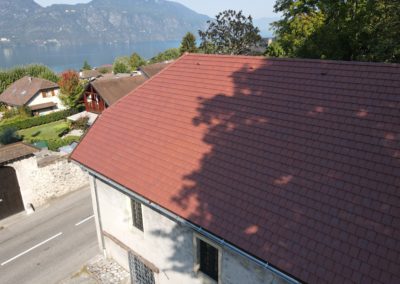 Réfection de toiture et zinguerie. surface 260 m2 en tuiles mécanique écaille durée de chantier 1 mois et demi