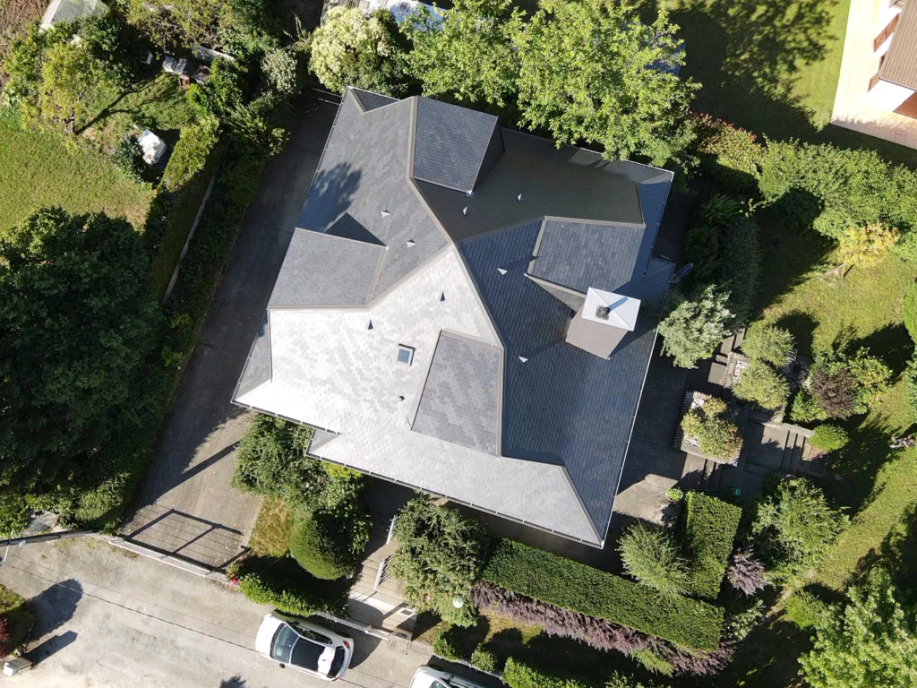 Construction toit en Ardoise pour maison d’architecte design à Chambery en Savoie Construction toit en Ardoise pour maison d'architecte design à Chambery en Savoie