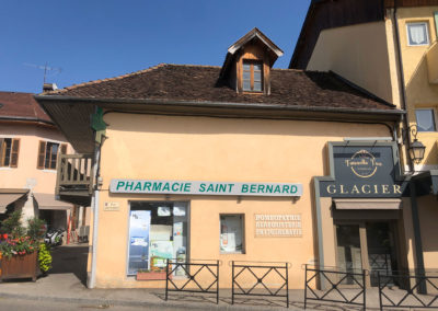 Remplacement de la couverture en tuile écaille de la pharmacie de Menthon Saint Bernard en Haute Savoie