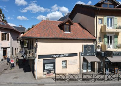 Remplacement de la couverture en tuile écaille de la pharmacie de Menthon Saint Bernard en Haute Savoie