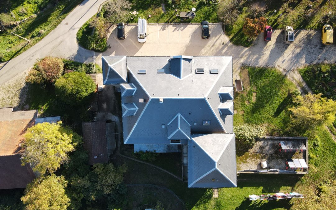 Rénovation de toiture du Château de Dullin en ardoise naturel en Savoie – 73